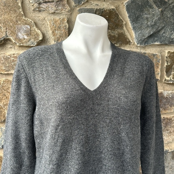 NWT J Crew V-neck front-pocket sweater in Supersoft yarn in Gray Size Medium - Picture 3 of 11